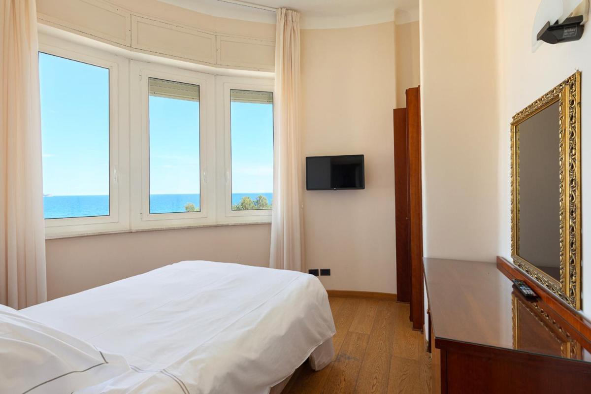 Grand Hotel Mediterranee Алассіо Екстер'єр фото